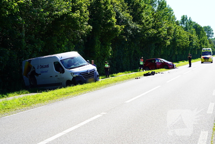 Voertuigen zwaar beschadigd na aanrijding