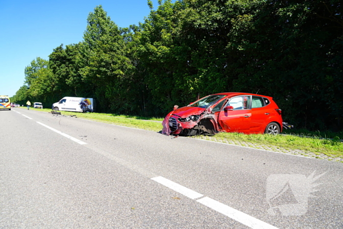 Voertuigen zwaar beschadigd na aanrijding