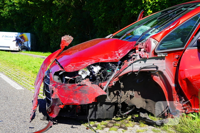 Voertuigen zwaar beschadigd na aanrijding