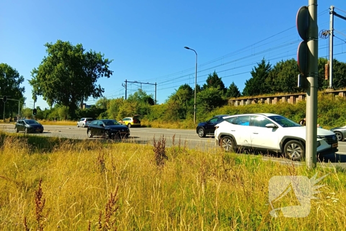 Botsing met letsel tussen drie voertuigen