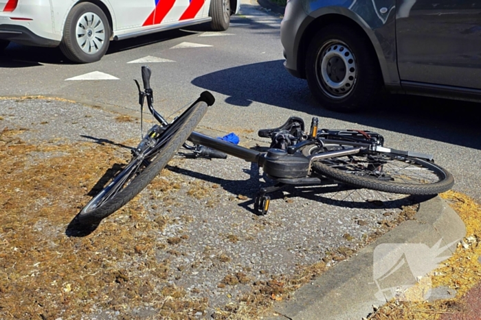 Fietser gewond bij aanrijding met taxibus