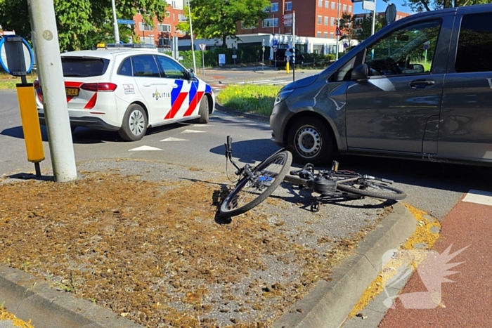Fietser gewond bij aanrijding met taxibus