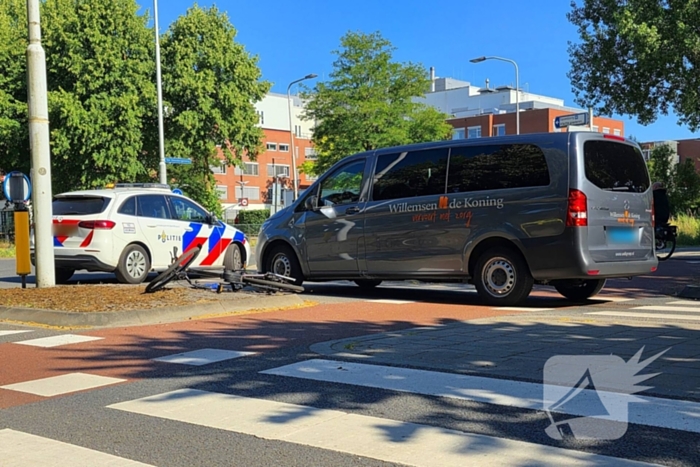 Fietser gewond bij aanrijding met taxibus