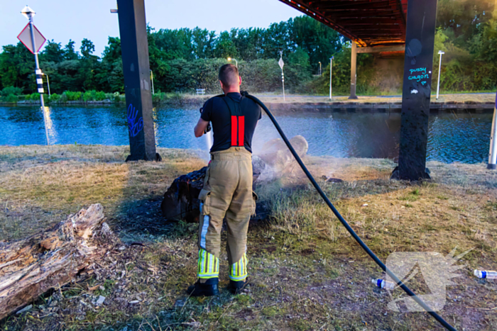 Mogelijke brandstichting bij boomstronk