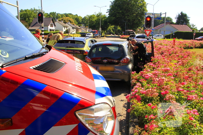 Auto botst en bestuurder raakt klem bij ongeval