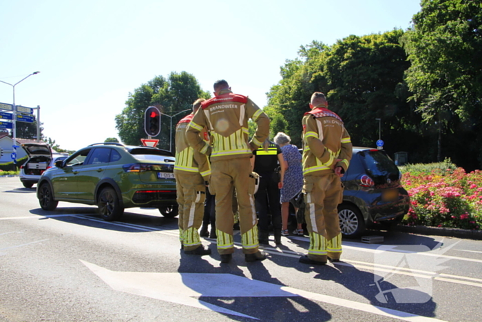 Auto botst en bestuurder raakt klem bij ongeval