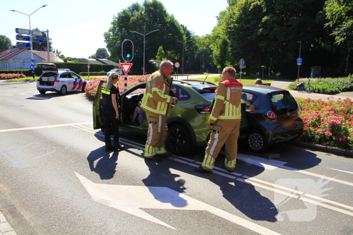 Auto botst en bestuurder raakt klem bij ongeval