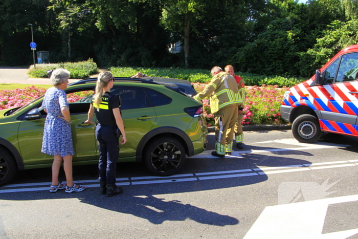 Auto botst en bestuurder raakt klem bij ongeval