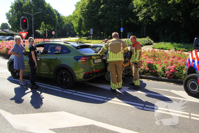 Auto botst en bestuurder raakt klem bij ongeval