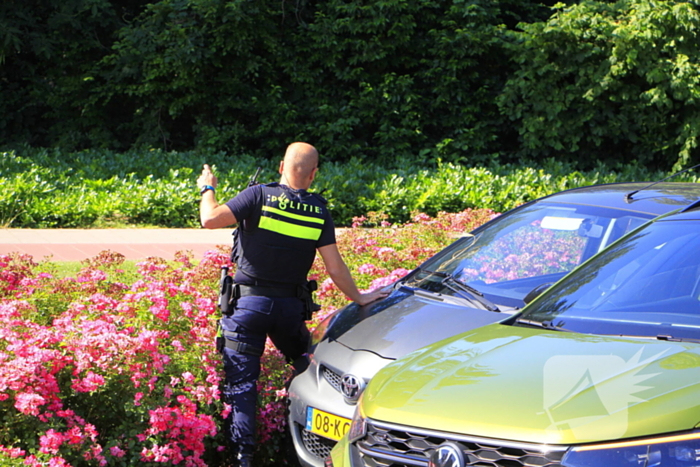 Auto botst en bestuurder raakt klem bij ongeval