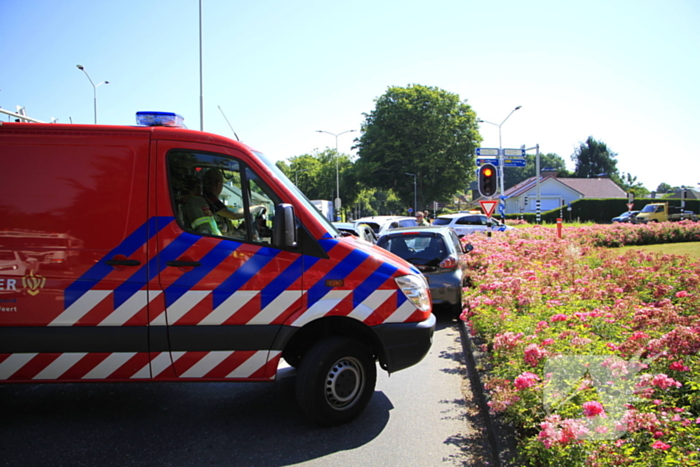 Auto botst en bestuurder raakt klem bij ongeval