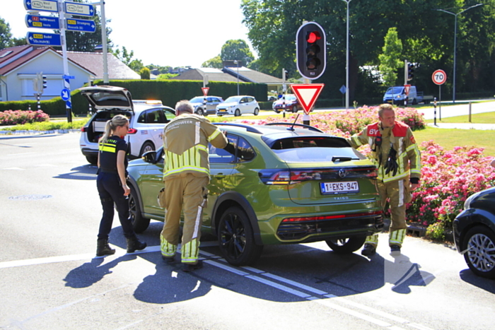 Auto botst en bestuurder raakt klem bij ongeval