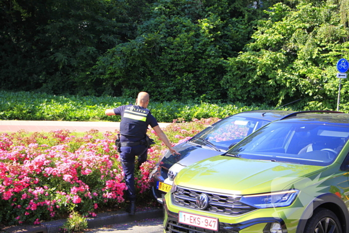 Auto botst en bestuurder raakt klem bij ongeval