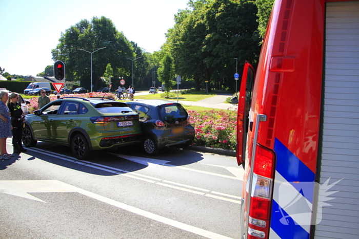 Auto botst en bestuurder raakt klem bij ongeval