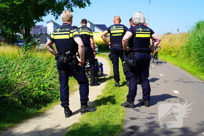 Agenten redden personen uit water