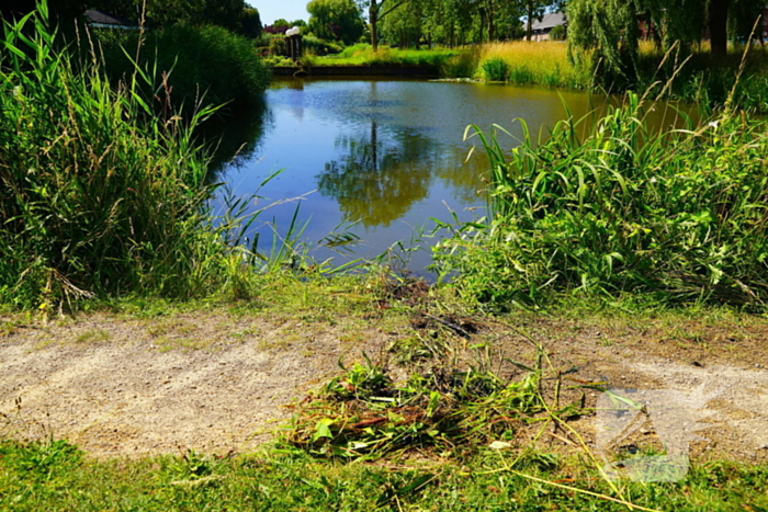 Agenten redden personen uit water