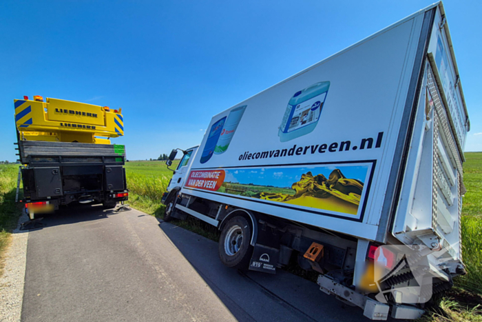 Complexe berging van vrachtwagen met olie