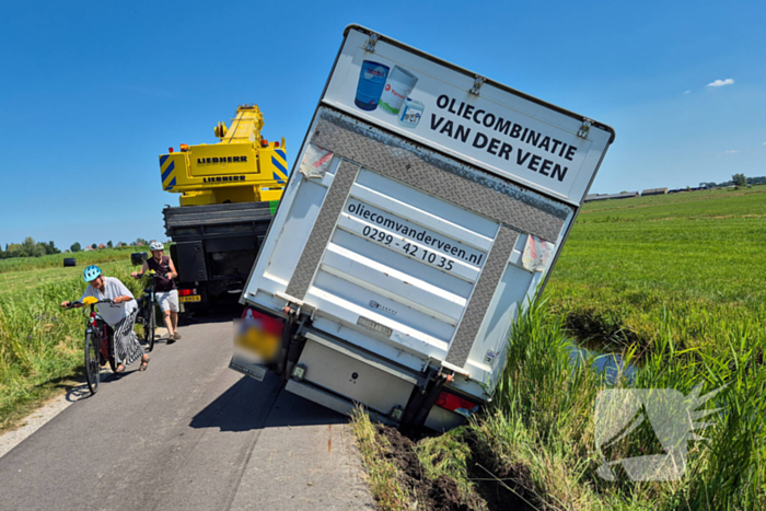 Complexe berging van vrachtwagen met olie