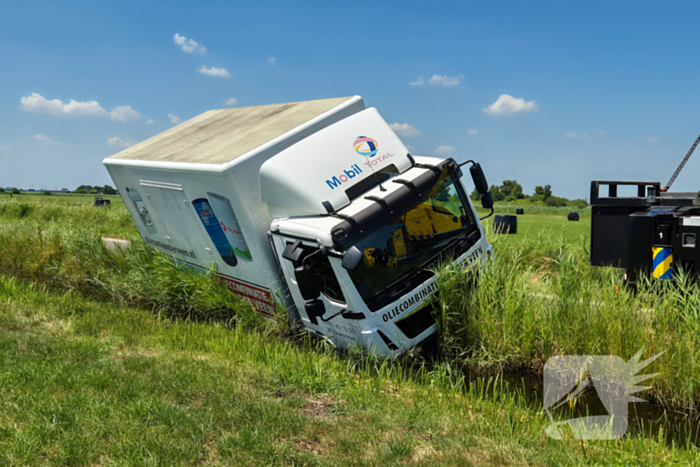 Complexe berging van vrachtwagen met olie