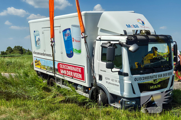 Complexe berging van vrachtwagen met olie