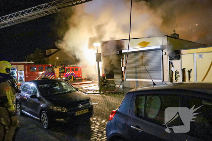 Uitslaande brand in viswinkel vergt inzet van brandweer