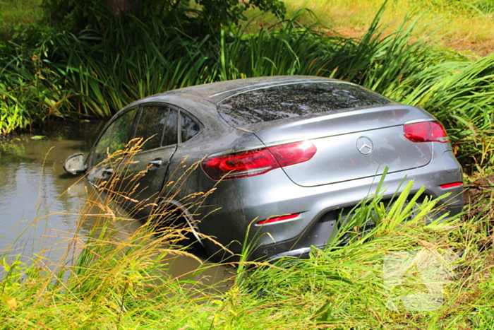 Persoonwagen eindigt in sloot