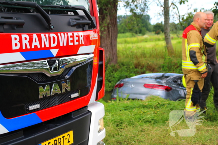 Persoonwagen eindigt in sloot