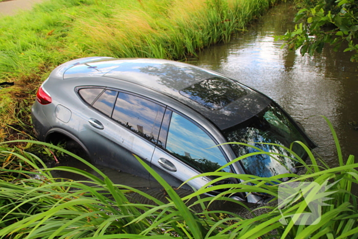 Persoonwagen eindigt in sloot