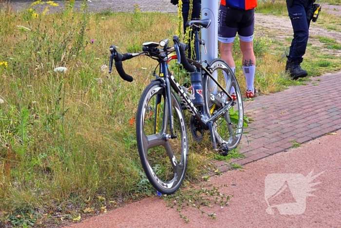 Wielrenner aangereden op kruising