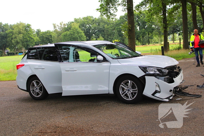 Auto op de kop na botsing