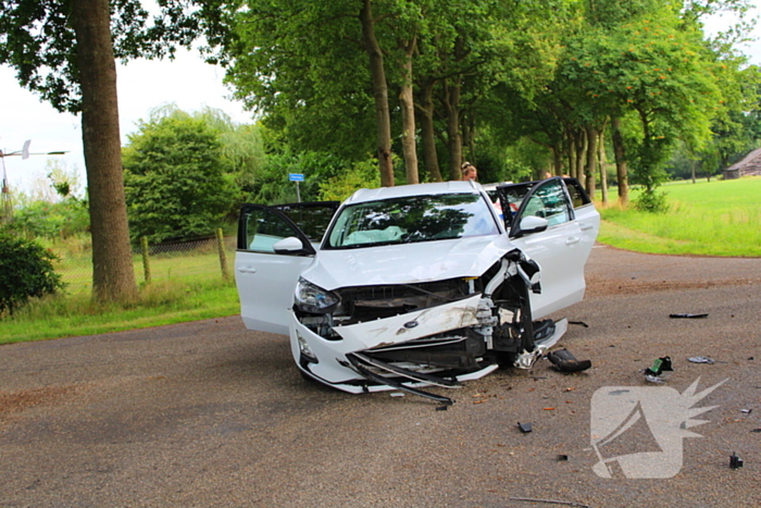 Auto op de kop na botsing