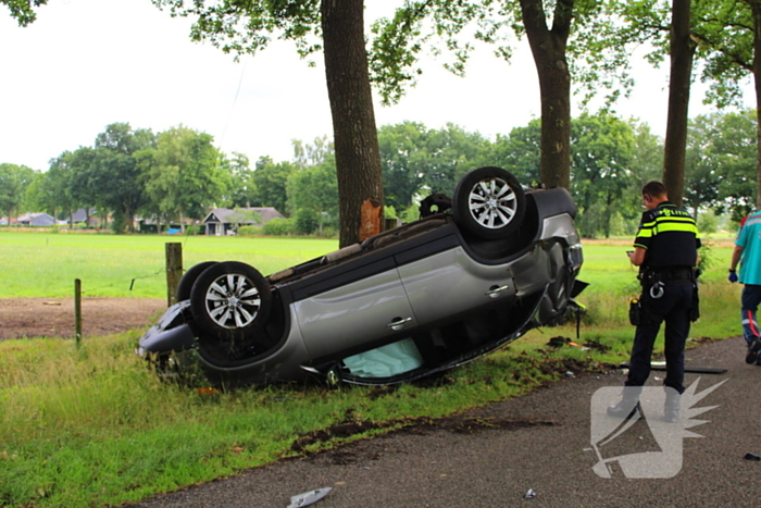 Auto op de kop na botsing