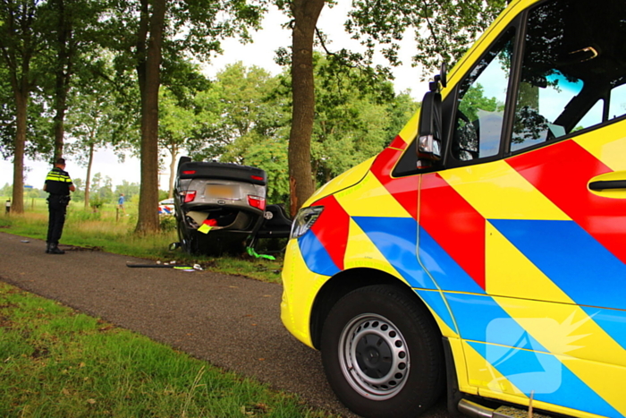 Auto op de kop na botsing