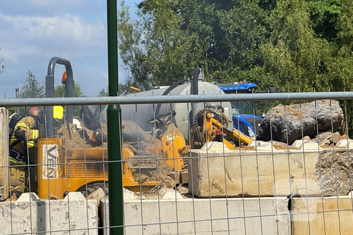 Brand in landbouwvoertuig op bouwterrein