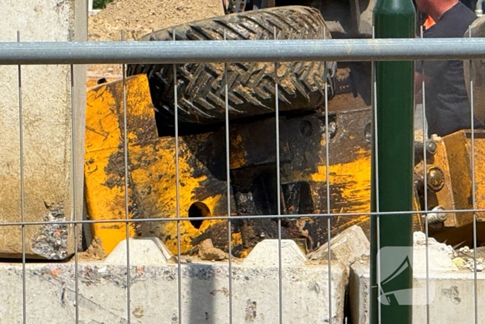 Brand in landbouwvoertuig op bouwterrein