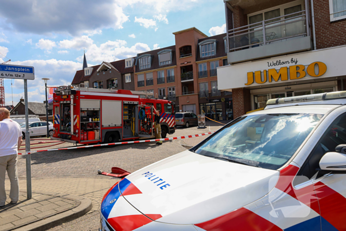 Autobrand verwoest voertuig op winkelcentrum parkeerplaats