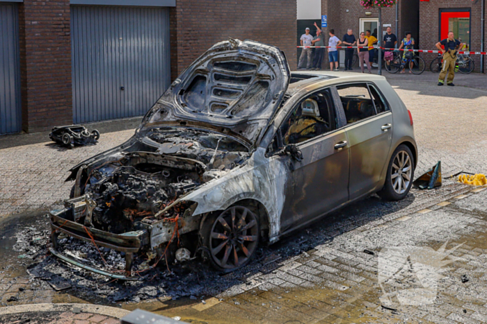 Autobrand verwoest voertuig op winkelcentrum parkeerplaats