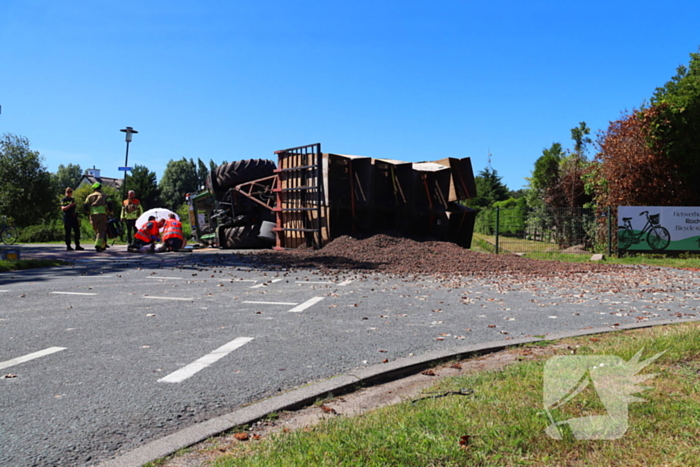 Tractor omgekanteld door uitwijken
