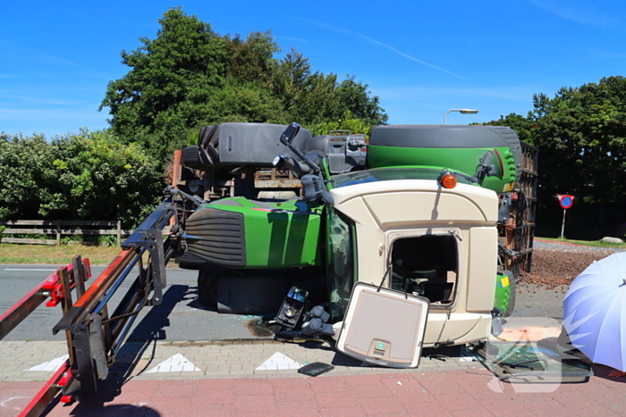 Tractor omgekanteld door uitwijken