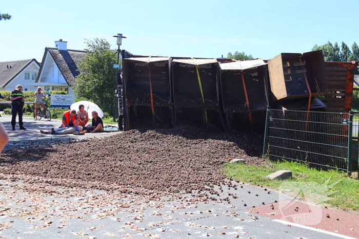 Tractor omgekanteld door uitwijken