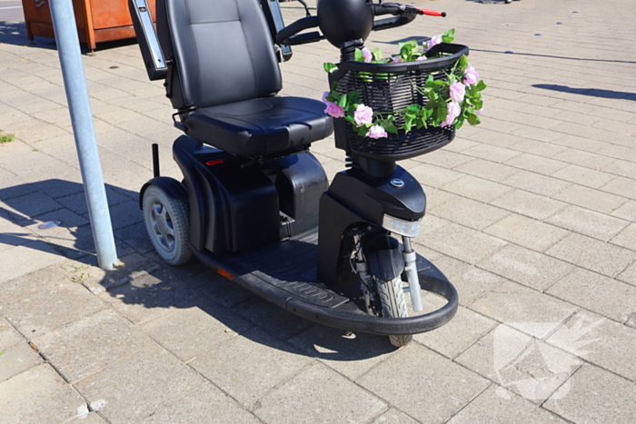 Automobilist botst op scootmobiel