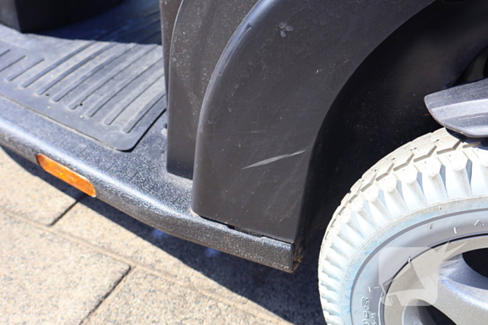 Automobilist botst op scootmobiel