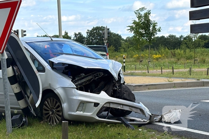 Aanrijding vrachtwagen en auto