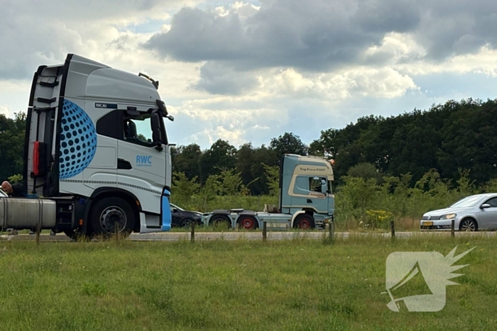 Aanrijding vrachtwagen en auto