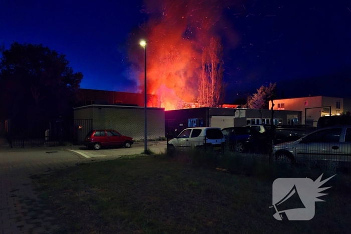 Hoogwerker ingezet bij brand bijgebouw