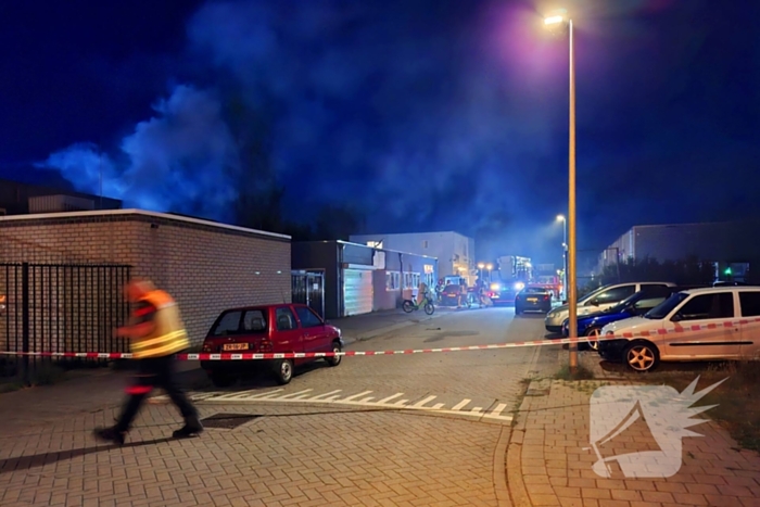 Hoogwerker ingezet bij brand bijgebouw