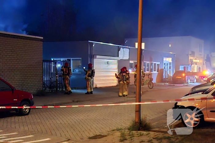 Hoogwerker ingezet bij brand bijgebouw