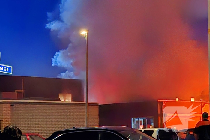 Hoogwerker ingezet bij brand bijgebouw