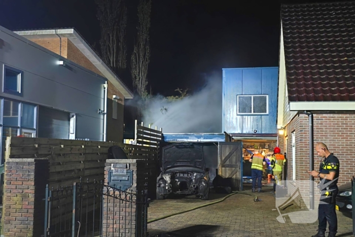 Hoogwerker ingezet bij brand bijgebouw