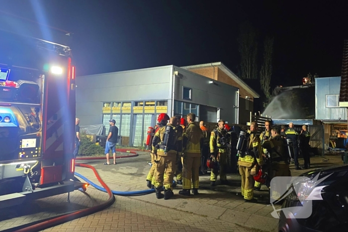 Hoogwerker ingezet bij brand bijgebouw